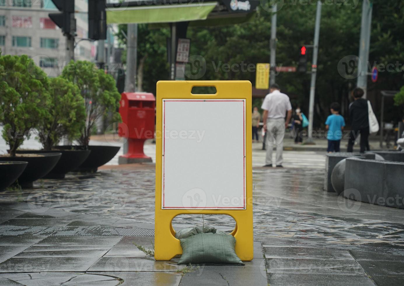 una imagen de un tablero de advertencia vacío con el cuello hacia arriba en un día lluvioso foto