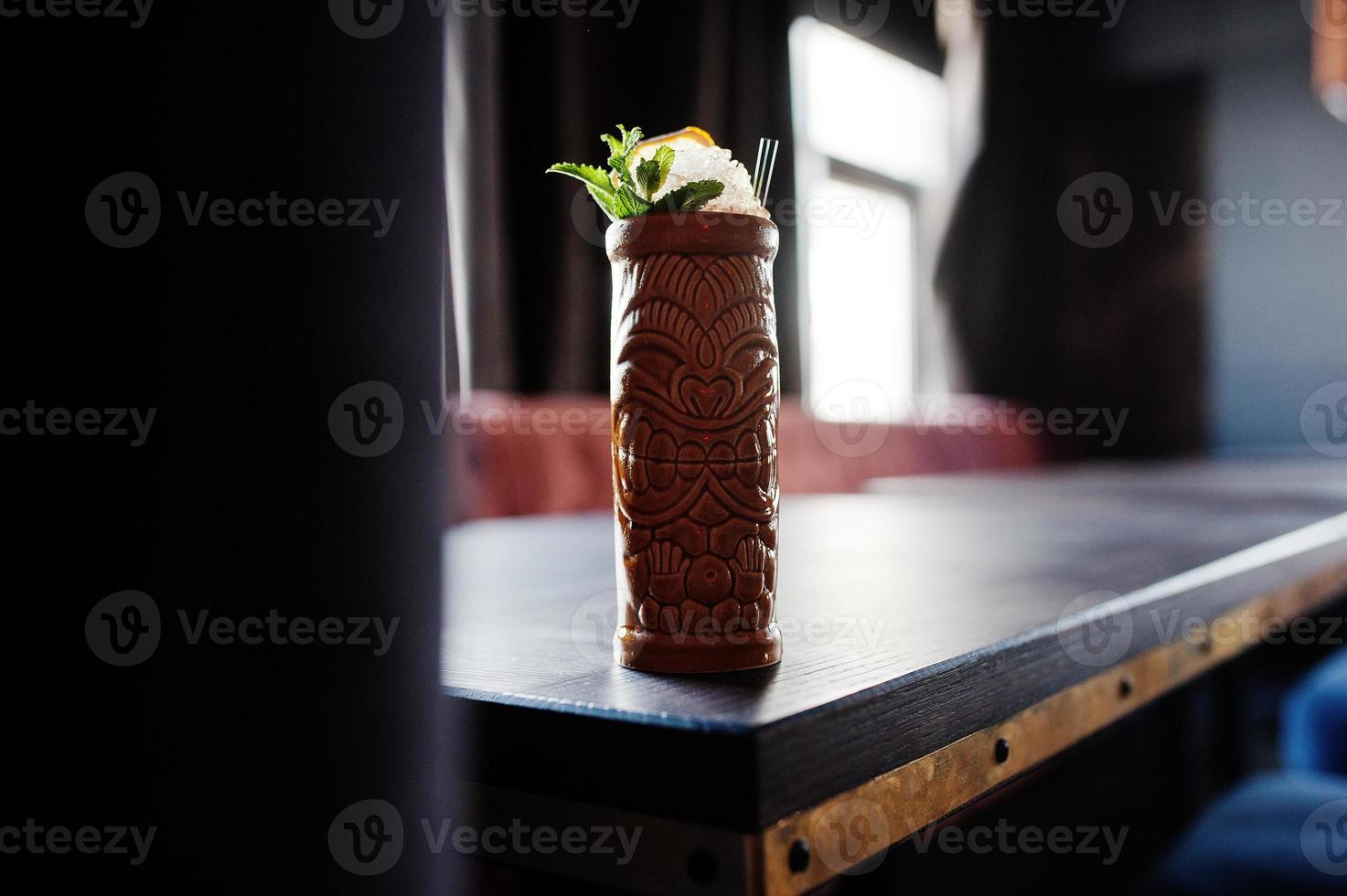 cóctel alcohólico con menta en vidrio de barro originalmente vudú en la mesa del bar. foto