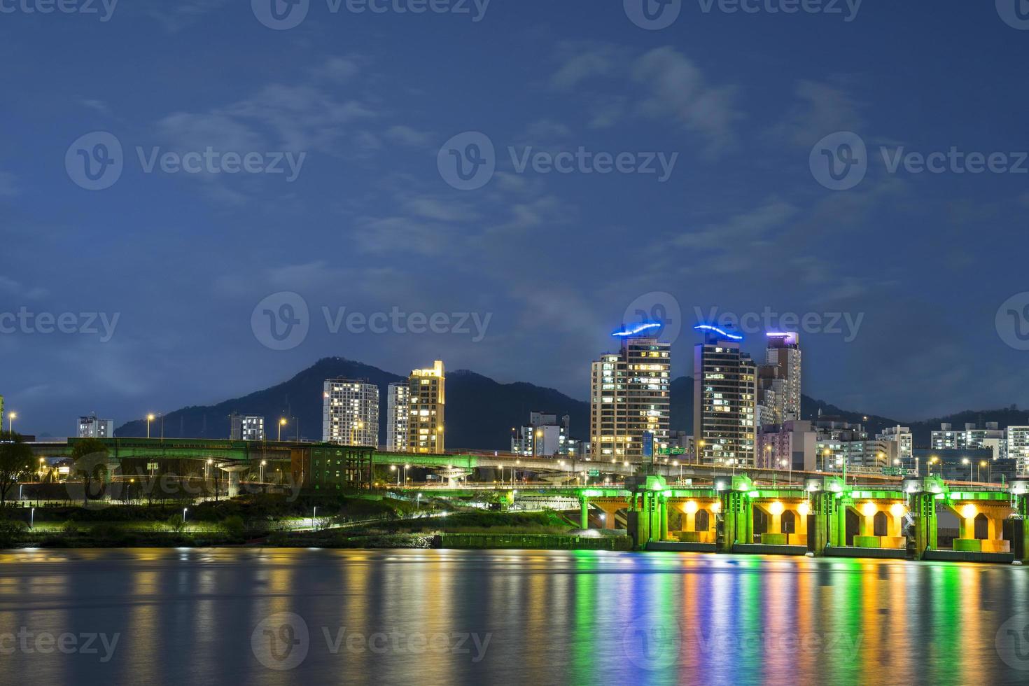 vista nocturna del río han en seúl foto