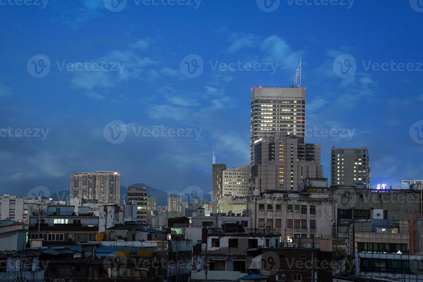 vista nocturna de jongno 3-ga, seúl, corea foto