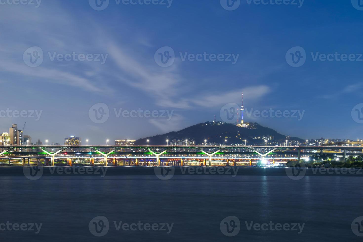 vista nocturna del río han en seúl foto