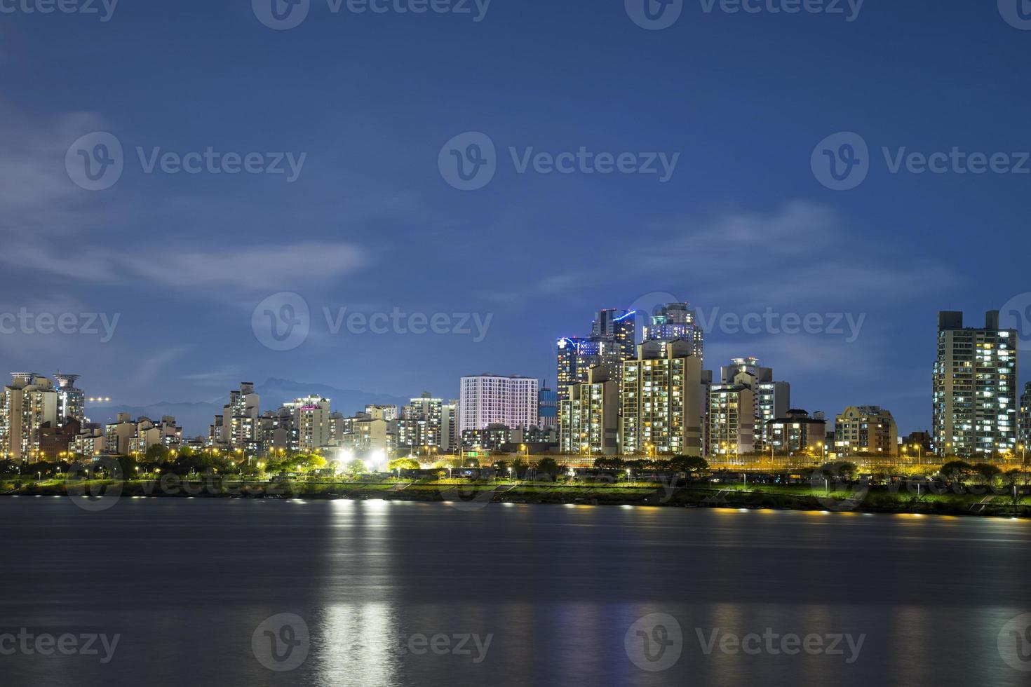 vista nocturna del río han en seúl foto