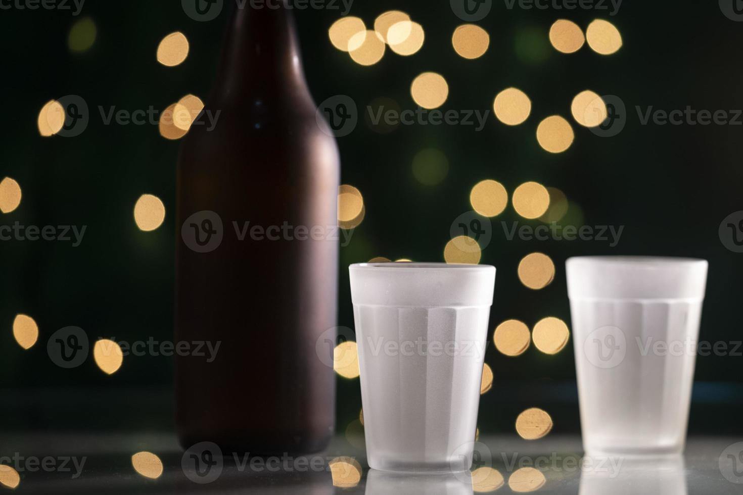 vaso de vidrio y una botella de cerveza foto