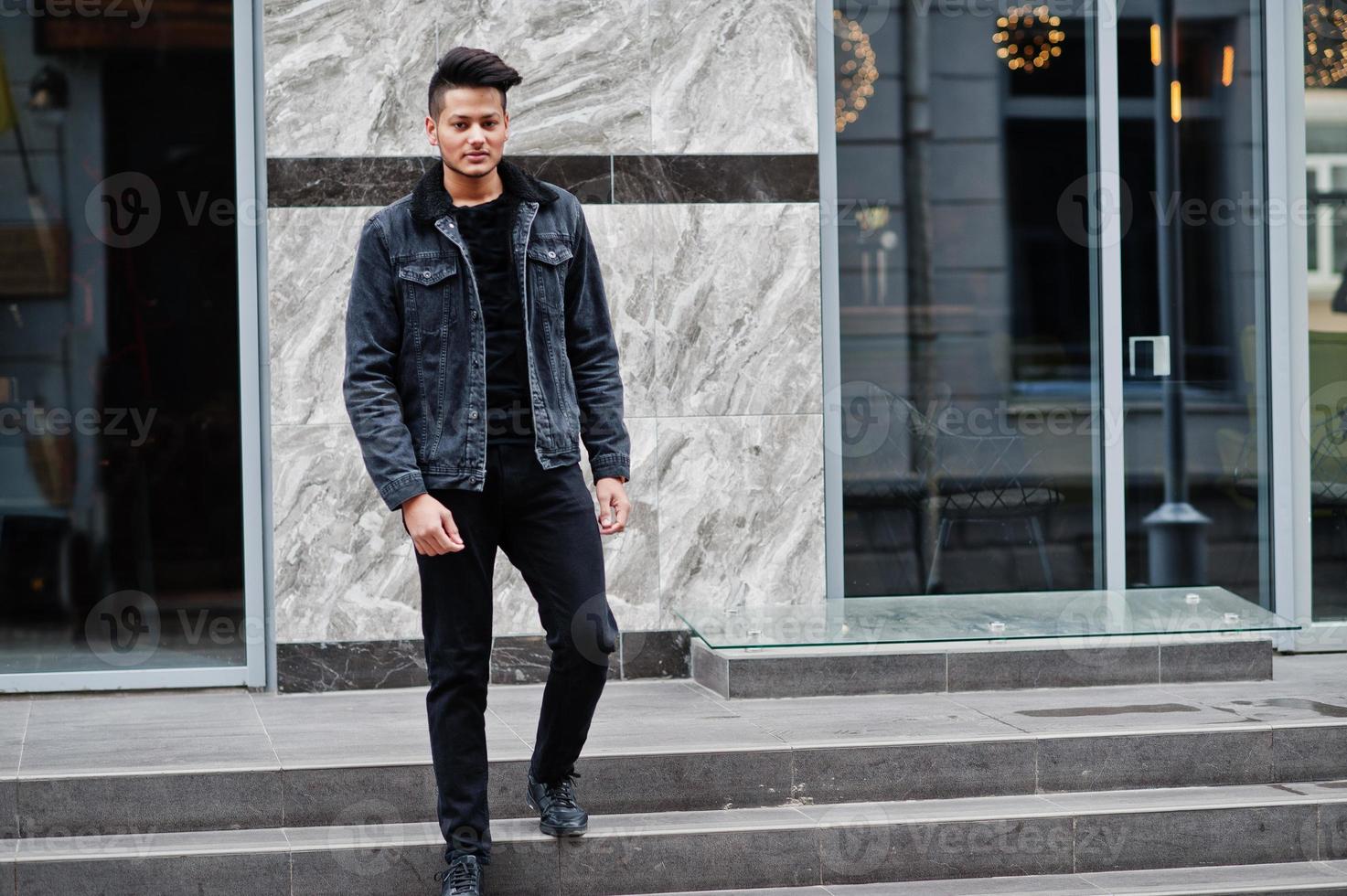 hombre indio guapo y de moda con chaqueta negra de jeans posada al aire  libre. 10523363 Foto de stock en Vecteezy