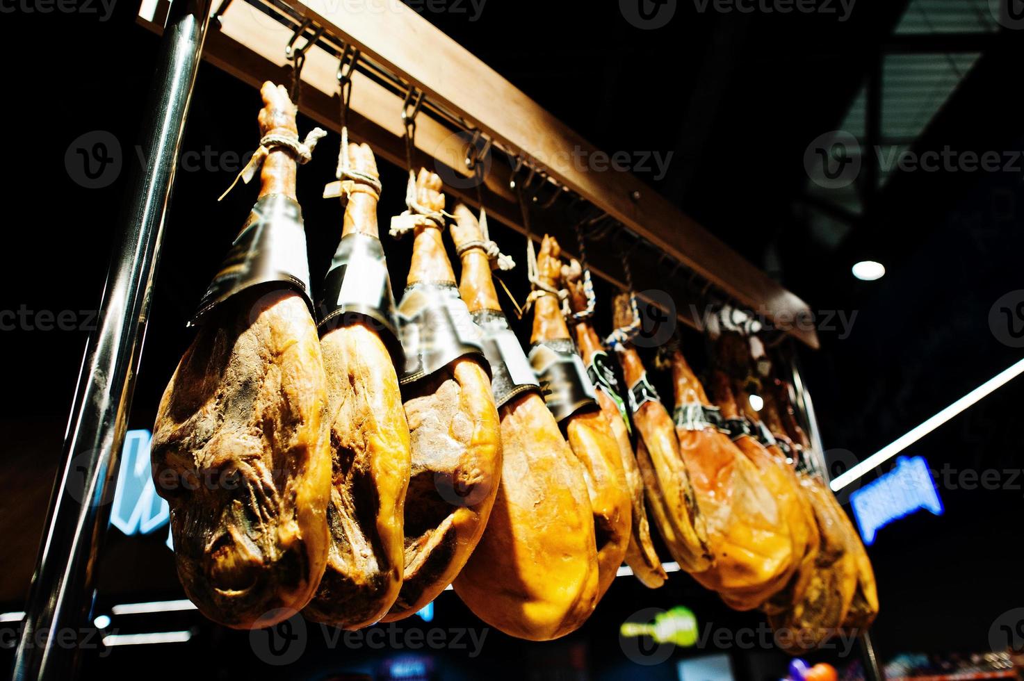 jamón español tradicional a la venta en el supermercado. foto