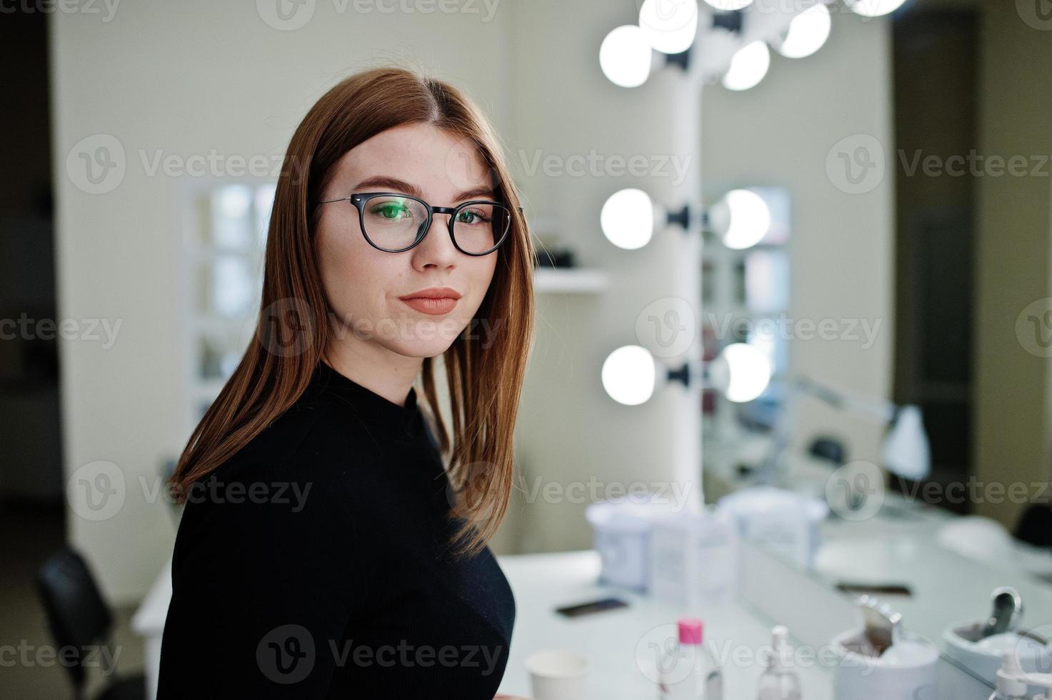 maquilladora trabaja en su salón de estudio de rostro de belleza. maestro de maquillaje profesional de mujer. concepto de club de belleza. foto