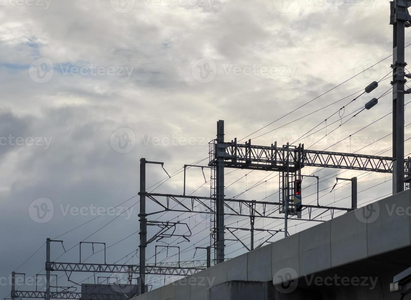 el sistema de cables eléctricos de potencia está remando a lo largo del puente ferroviario elevado. foto