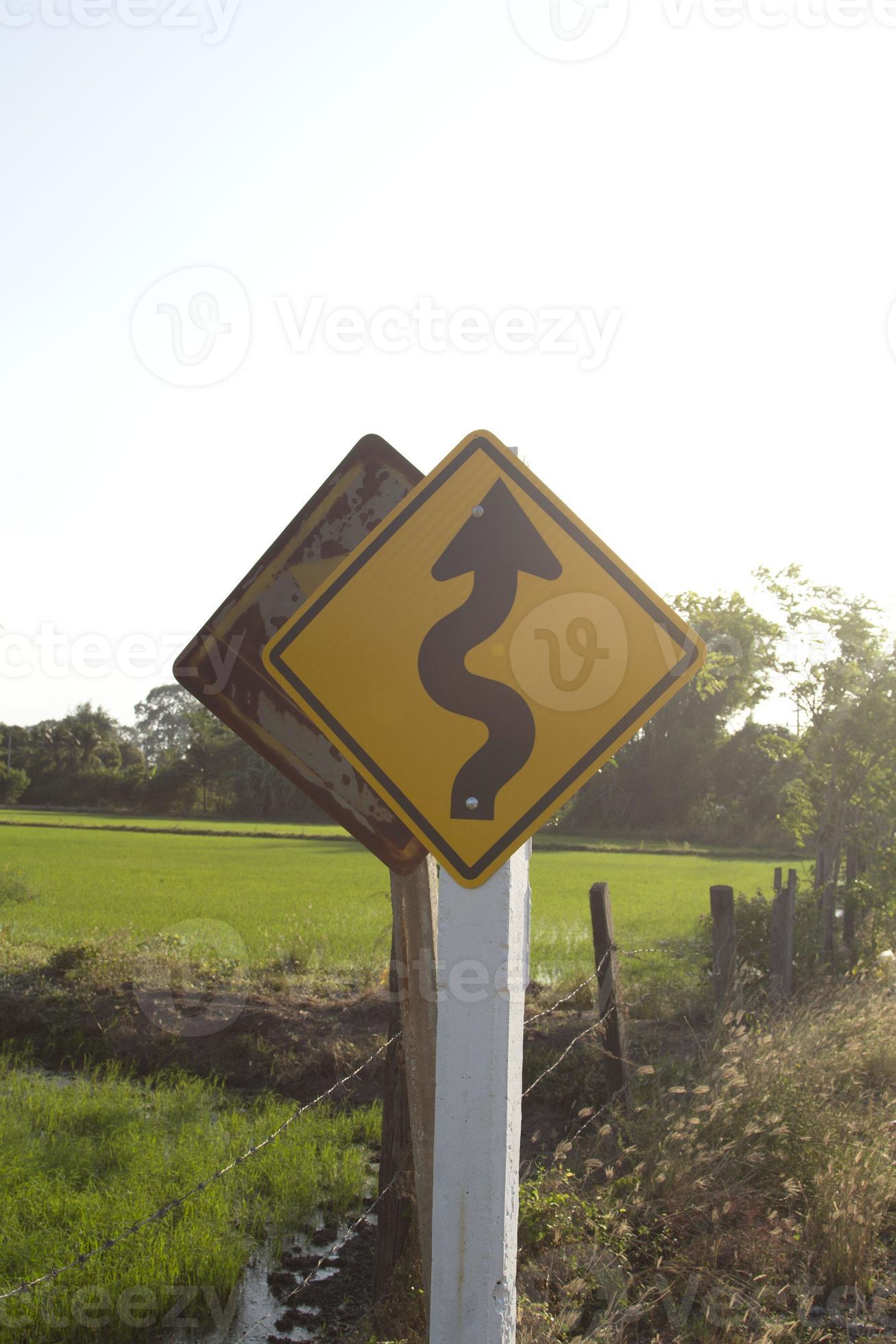 las señales de tráfico tengan cuidado con las carreteras y las curvas