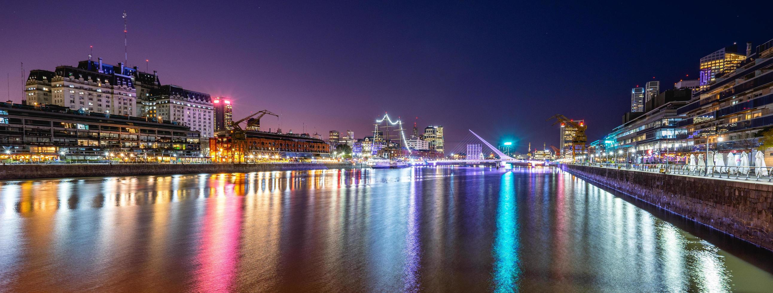 el horizonte de puerto madero en buenos aires, argentina. foto