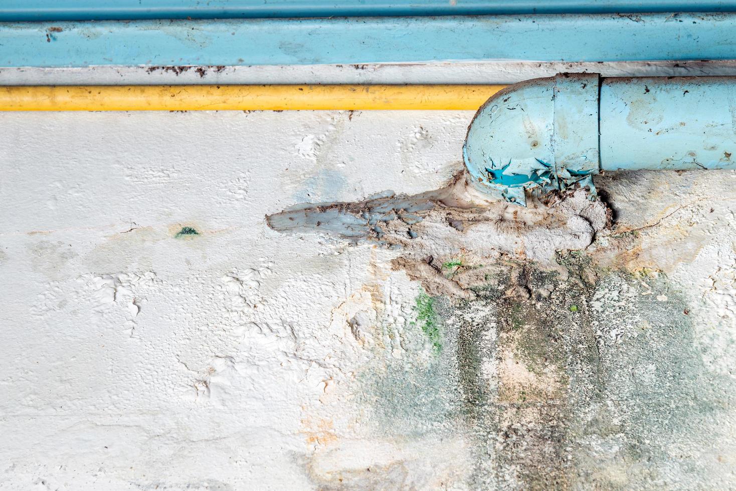 fugas de agua de la tubería en la habitación del sótano. concepto de renovación del hogar. foto