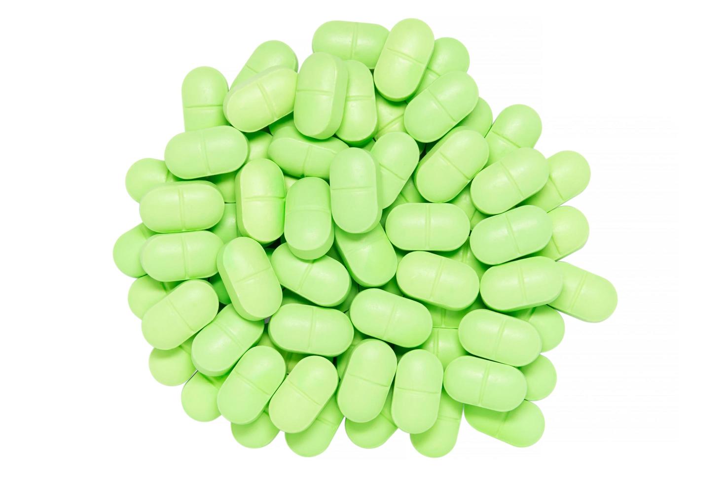 pastillas verdes aisladas en blanco. foto