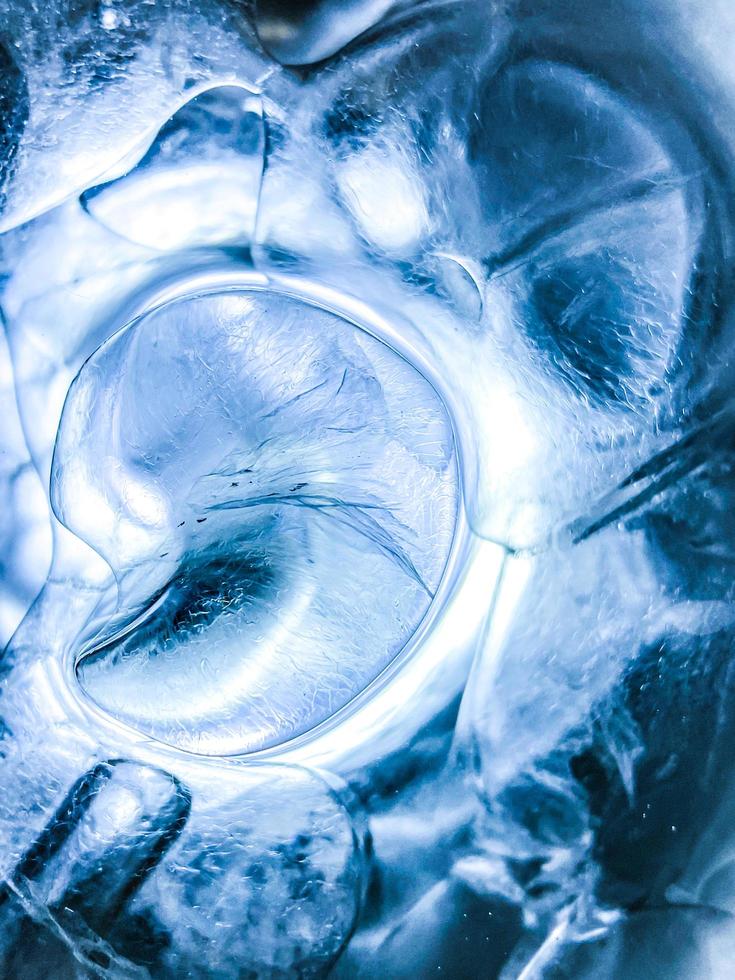 fondo de hielo abstracto, los cubitos de hielo se sienten frescos en los días calurosos, el hielo es indispensable en verano. te ayudará a refrescarte y te hará sentir bien. foto