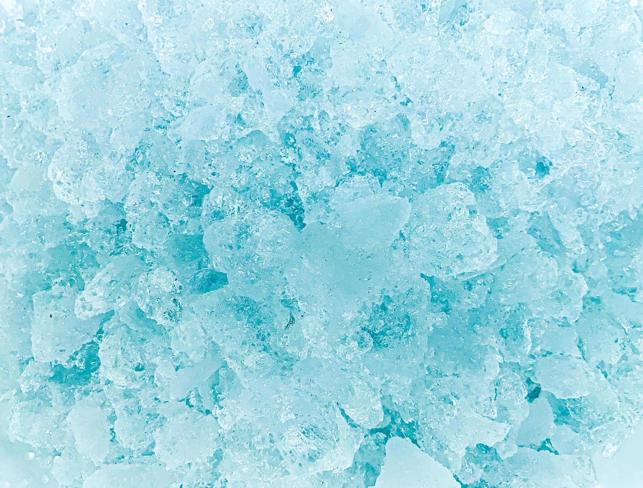 fondo de hielo abstracto, los cubitos de hielo se sienten frescos en los días calurosos, el hielo es indispensable en verano. te ayudará a refrescarte y te hará sentir bien. foto