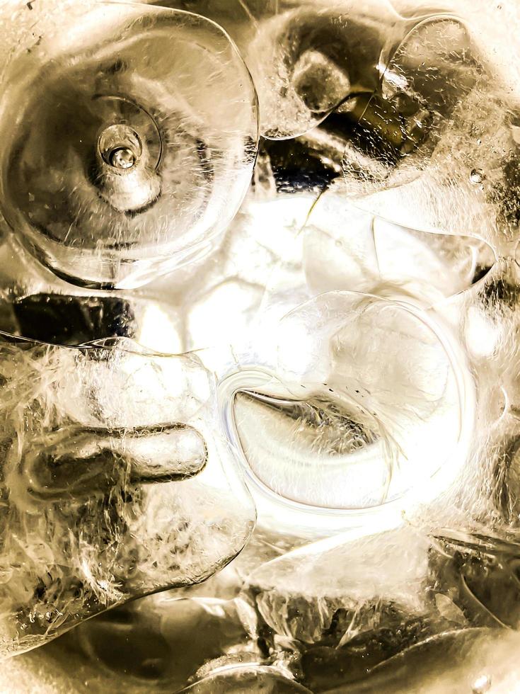 fondo de hielo abstracto, los cubitos de hielo se sienten frescos en los días calurosos, el hielo es indispensable en verano. te ayudará a refrescarte y te hará sentir bien. foto