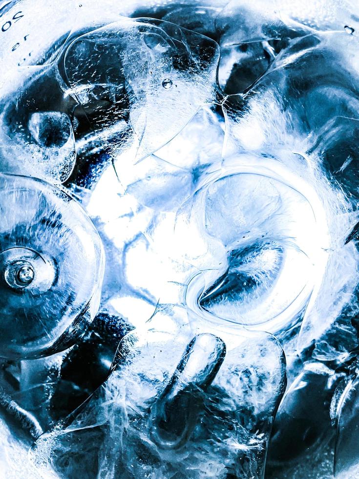 fondo de hielo abstracto, los cubitos de hielo se sienten frescos en los días calurosos, el hielo es indispensable en verano. te ayudará a refrescarte y te hará sentir bien. foto