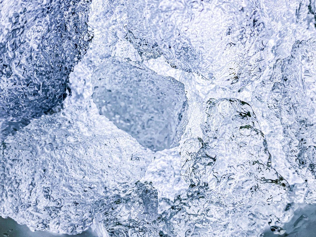 fondo de hielo abstracto, los cubitos de hielo se sienten frescos en los días calurosos, el hielo es indispensable en verano. te ayudará a refrescarte y te hará sentir bien. foto