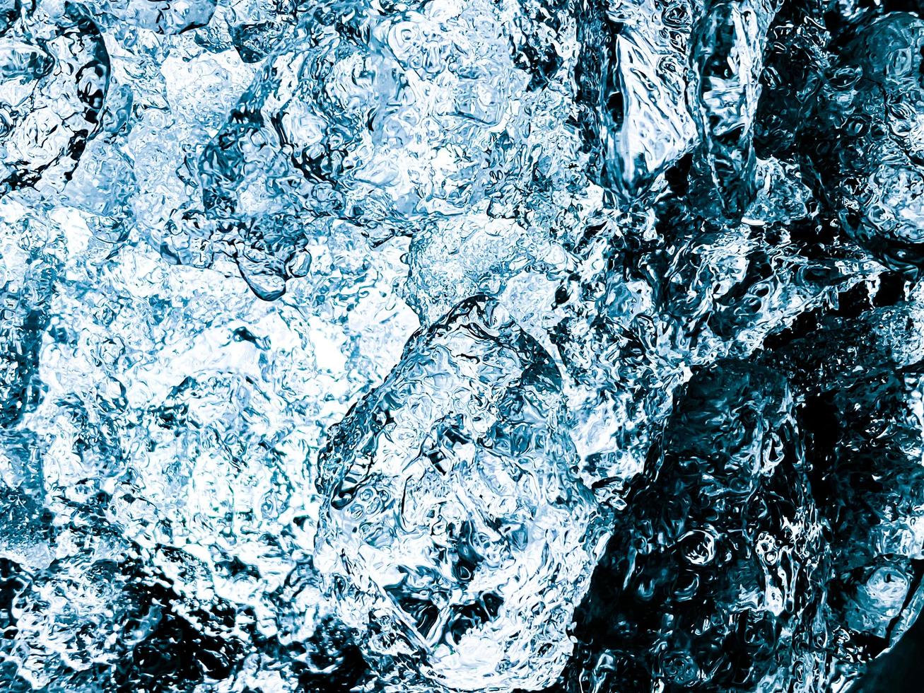 fondo de hielo abstracto, los cubitos de hielo se sienten frescos en los días calurosos, el hielo es indispensable en verano. te ayudará a refrescarte y te hará sentir bien. foto