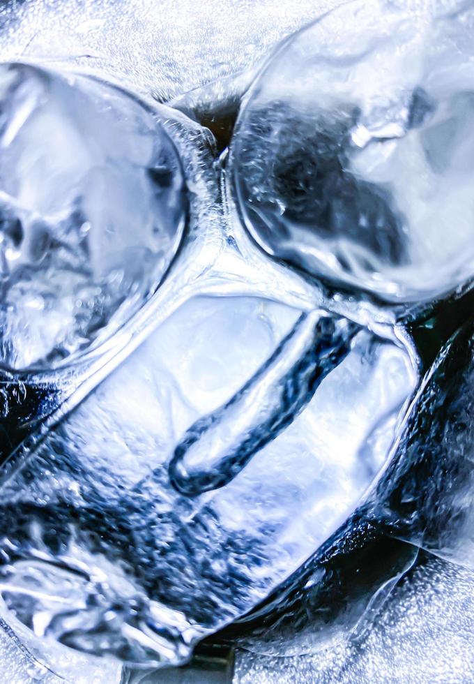 fondo de hielo abstracto, los cubitos de hielo se sienten frescos en los días calurosos, el hielo es indispensable en verano. te ayudará a refrescarte y te hará sentir bien. foto