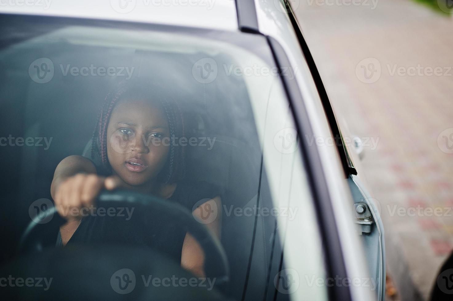 retrato de una joven afroamericana conduciendo un camión. foto