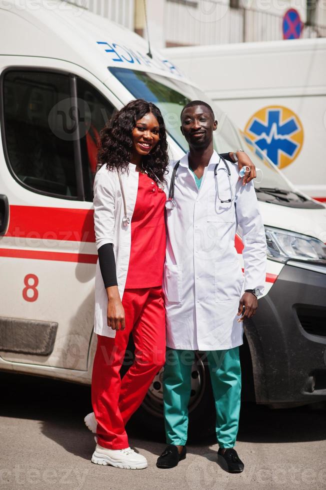 dos médicos africanos del equipo de emergencia de la ambulancia paramédica. foto