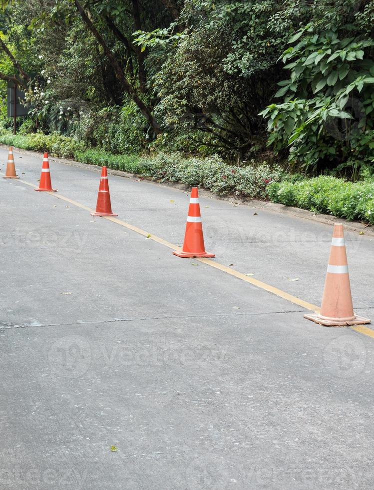 fila de conos de tráfico. foto