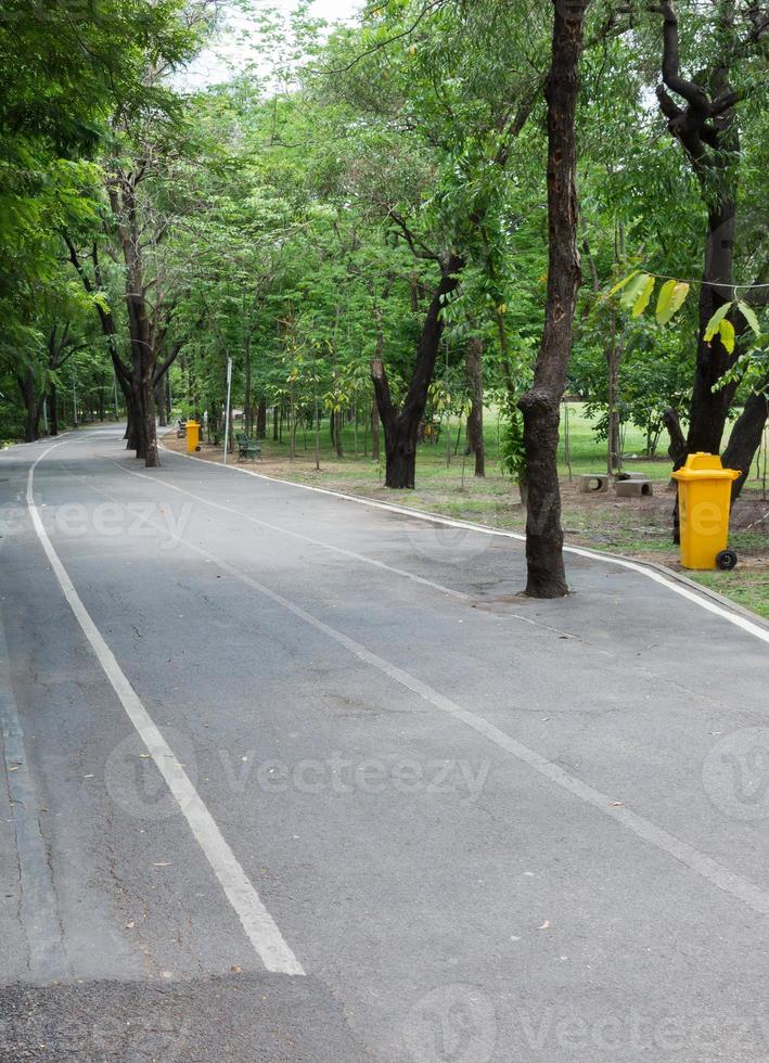 carrera vacía y carril bici foto