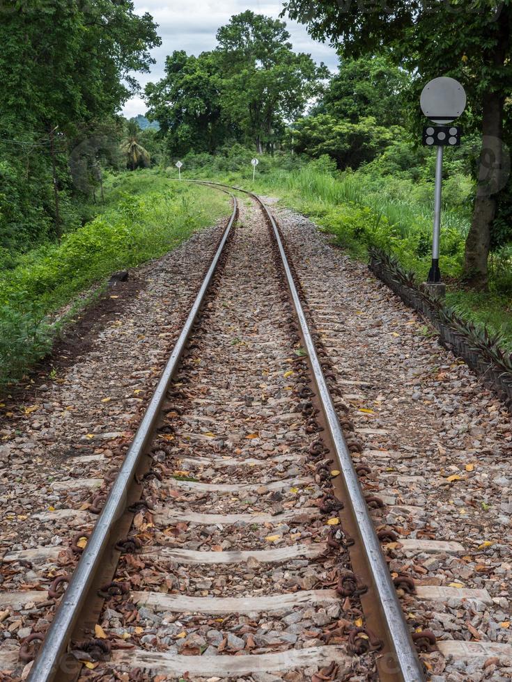 curva de ferrocarril con el poste de señal. foto