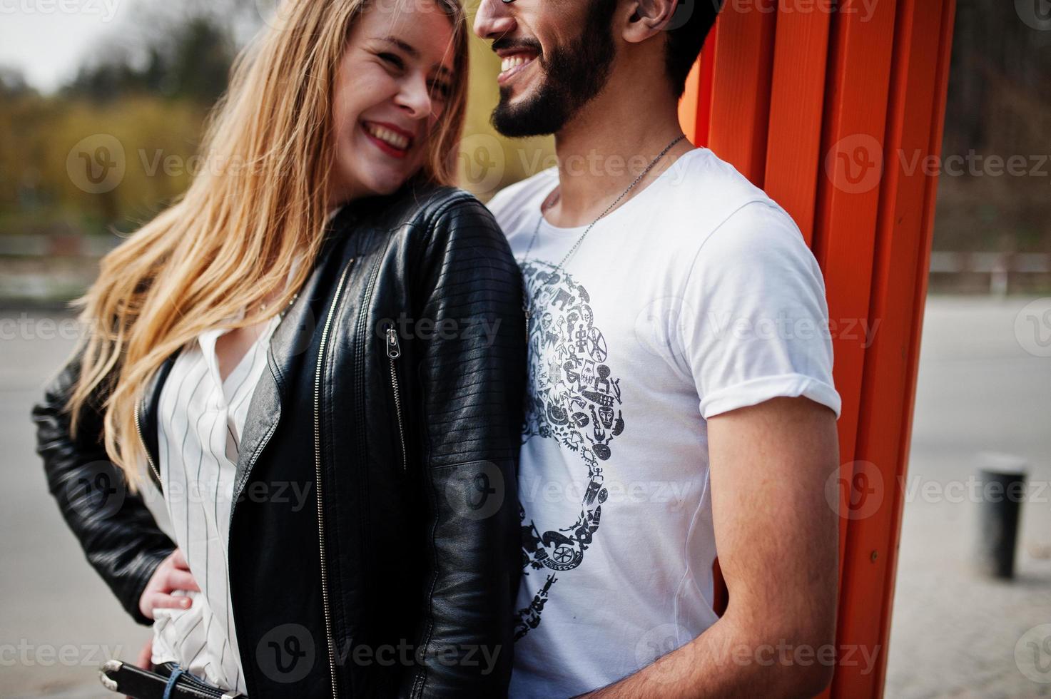 Cool pareja multirracial posando y abrazos juntos en el amor. foto