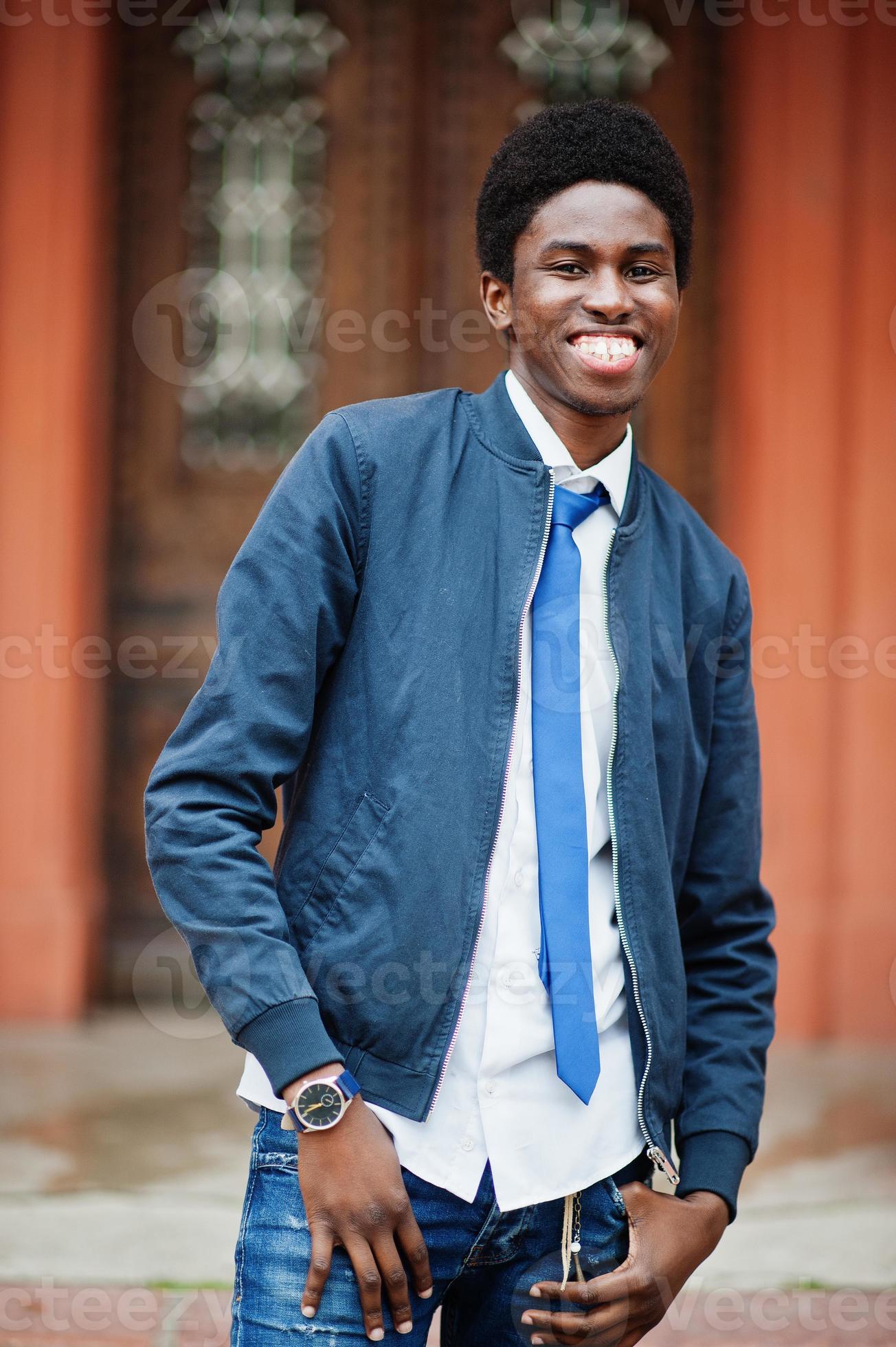 hombre africano vestido corbata y posando al aire libre. 10565465 Foto stock en Vecteezy