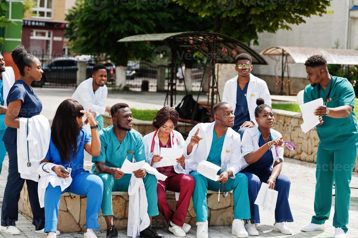 grupo de estudiantes de medicina africanos posaron al aire libre para prepararse para los exámenes. foto