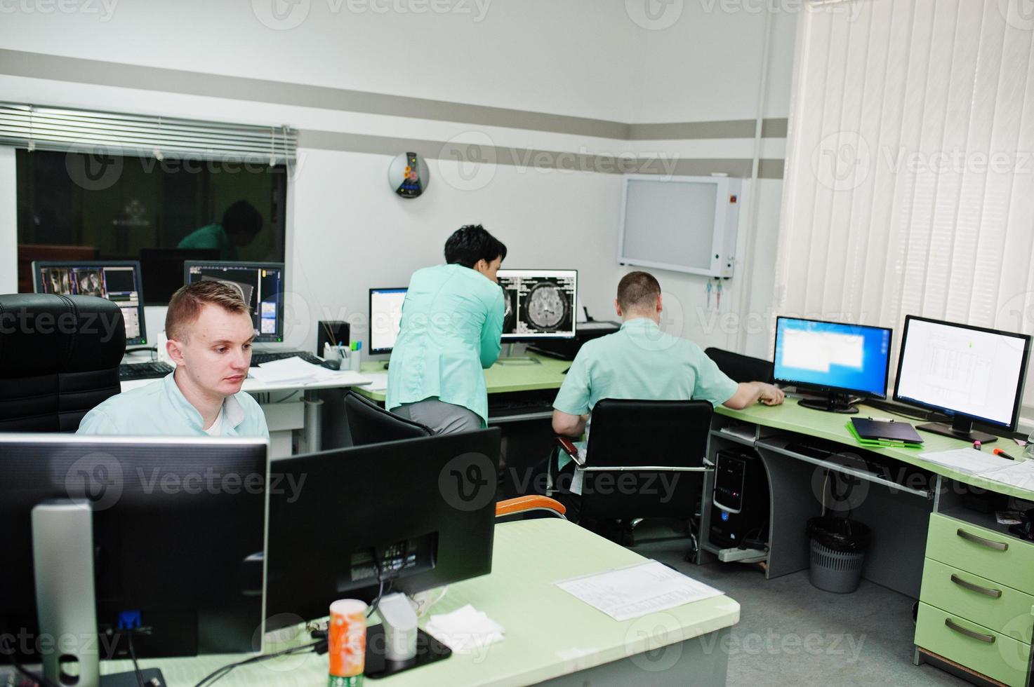 tema médico.sala de observación con un tomógrafo computarizado. el grupo de médicos reunidos en la oficina de resonancia magnética en el centro de diagnóstico del hospital. foto