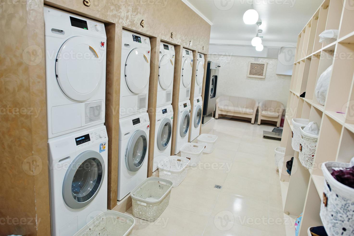 lavadoras en la lavandería de autoservicio. foto