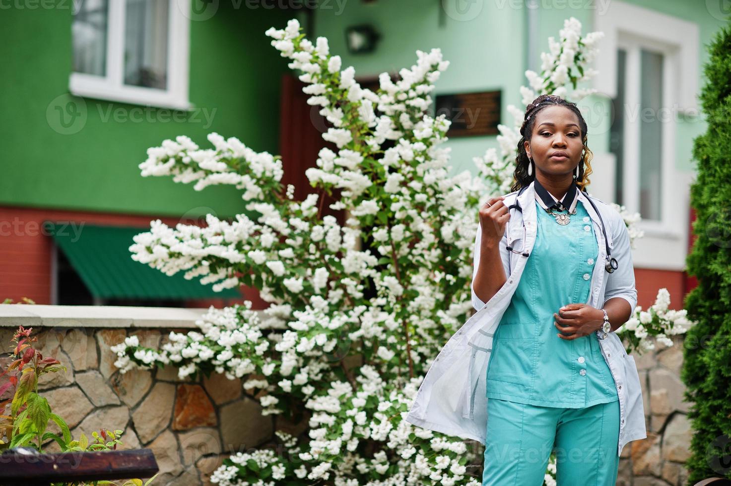 retrato de una doctora afroamericana con estetoscopio usando bata de laboratorio. foto