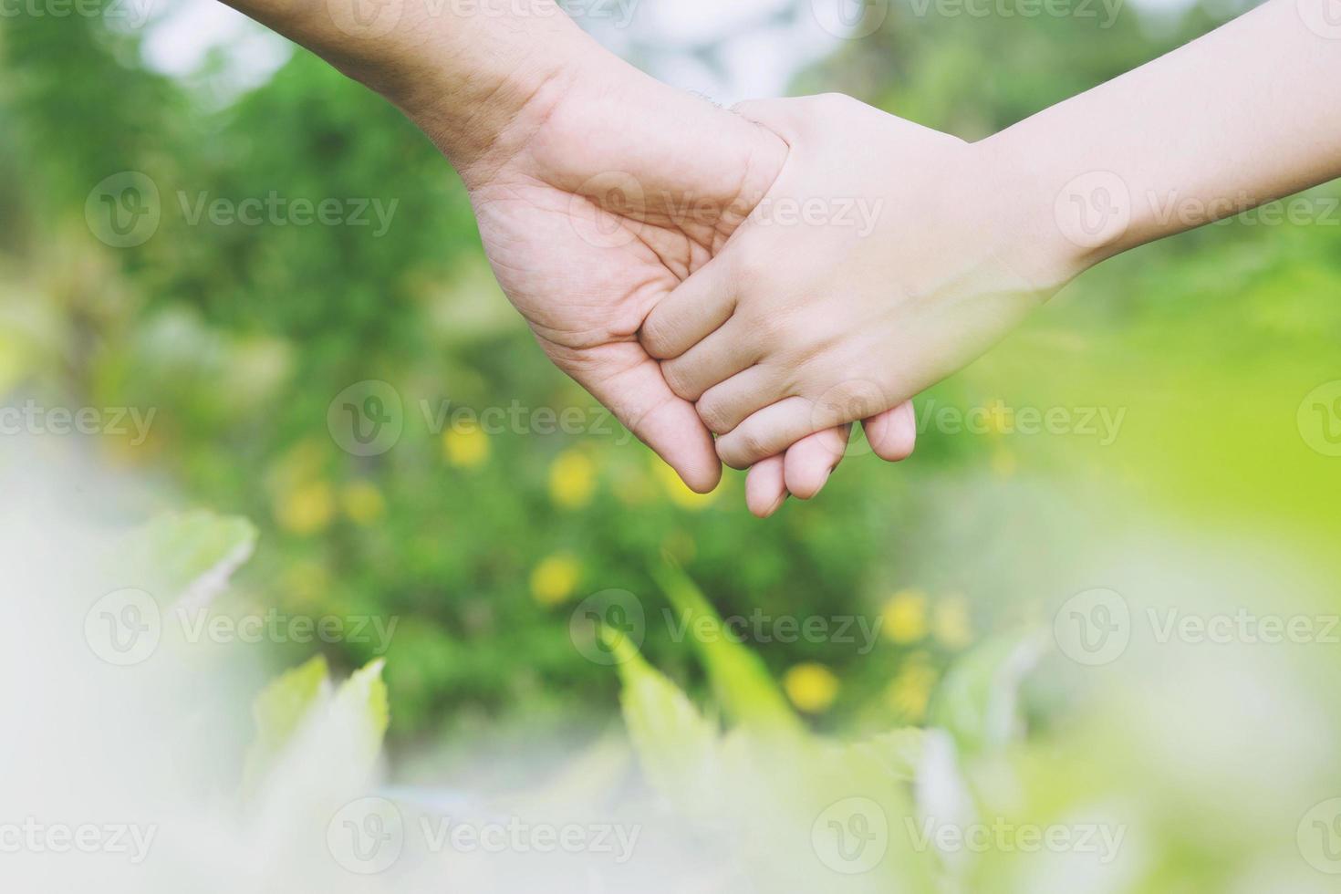 mujer y hombre cogidos de la mano, amor de pareja feliz en el jardín. concepto pareja amante día de san valentín. foto