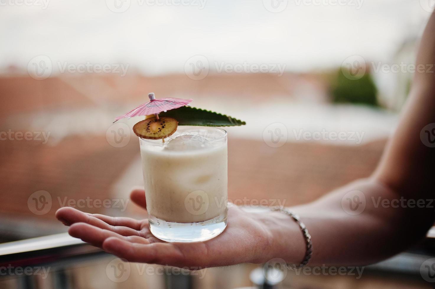 cóctel alcohólico en vaso a mano de barman. foto