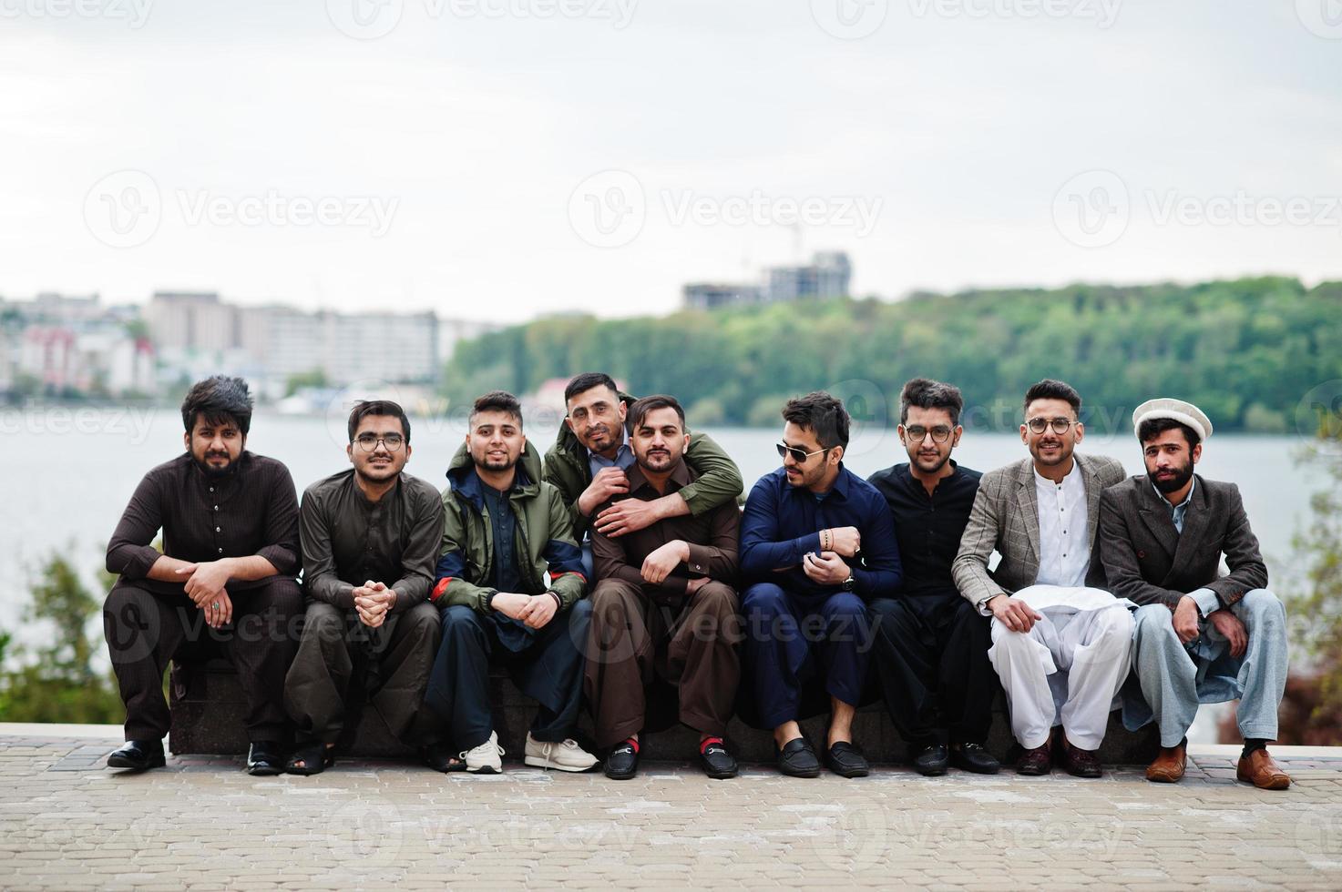 grupo de hombres paquistaníes vestidos con ropa tradicional salwar kameez o kurta. foto