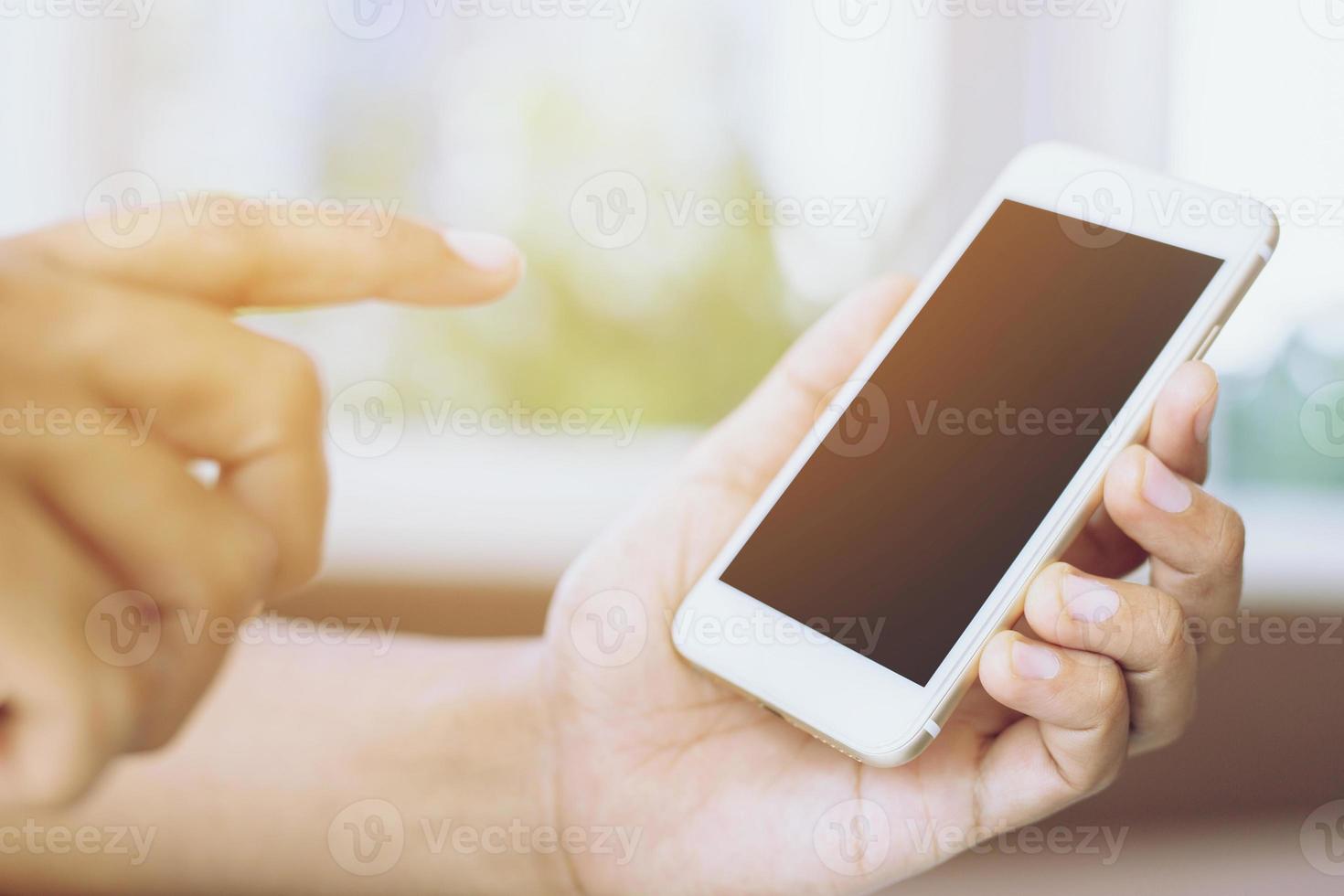 Cerca de un hombre usando un teléfono inteligente móvil foto