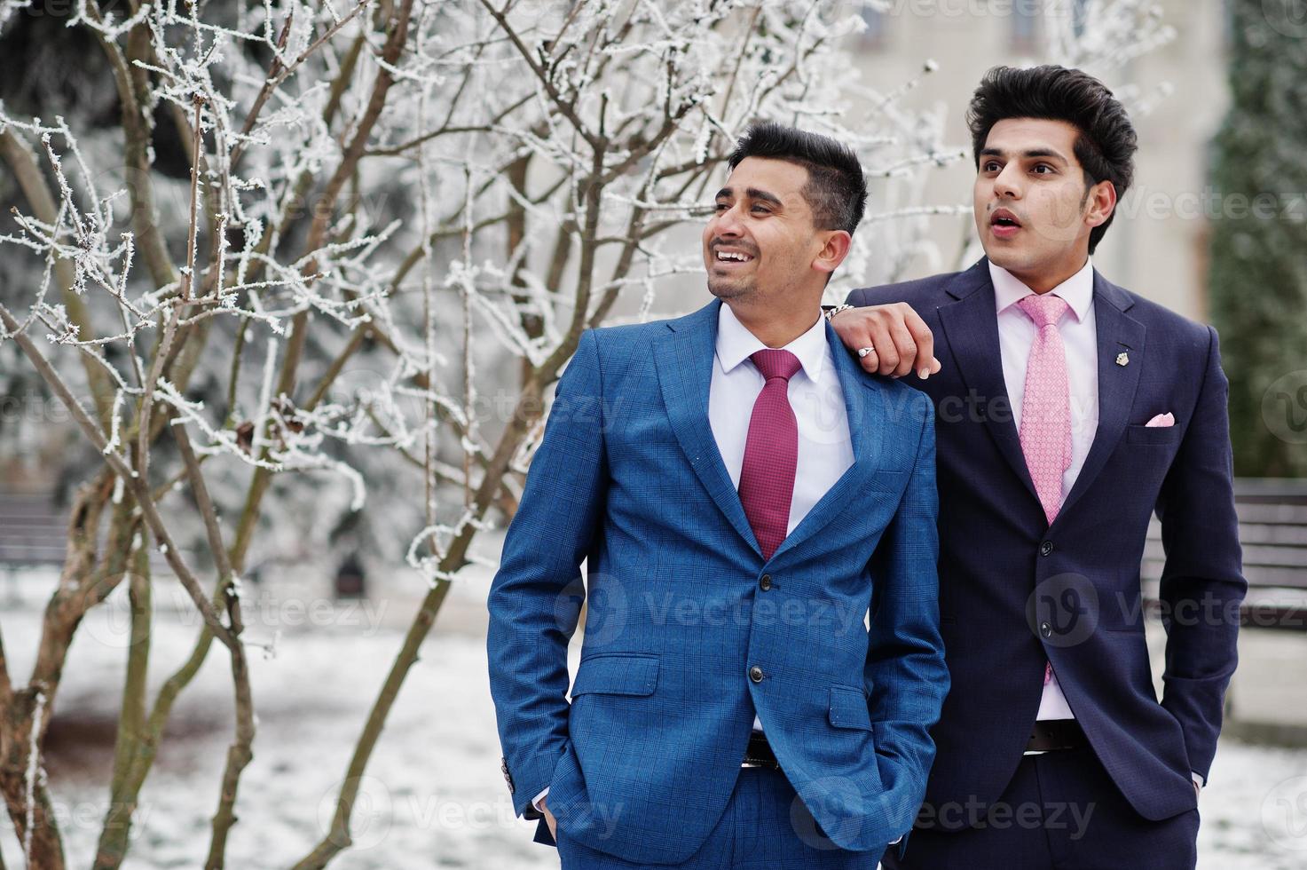 dos elegantes modelos indios de moda en traje posaron en el día de invierno. foto