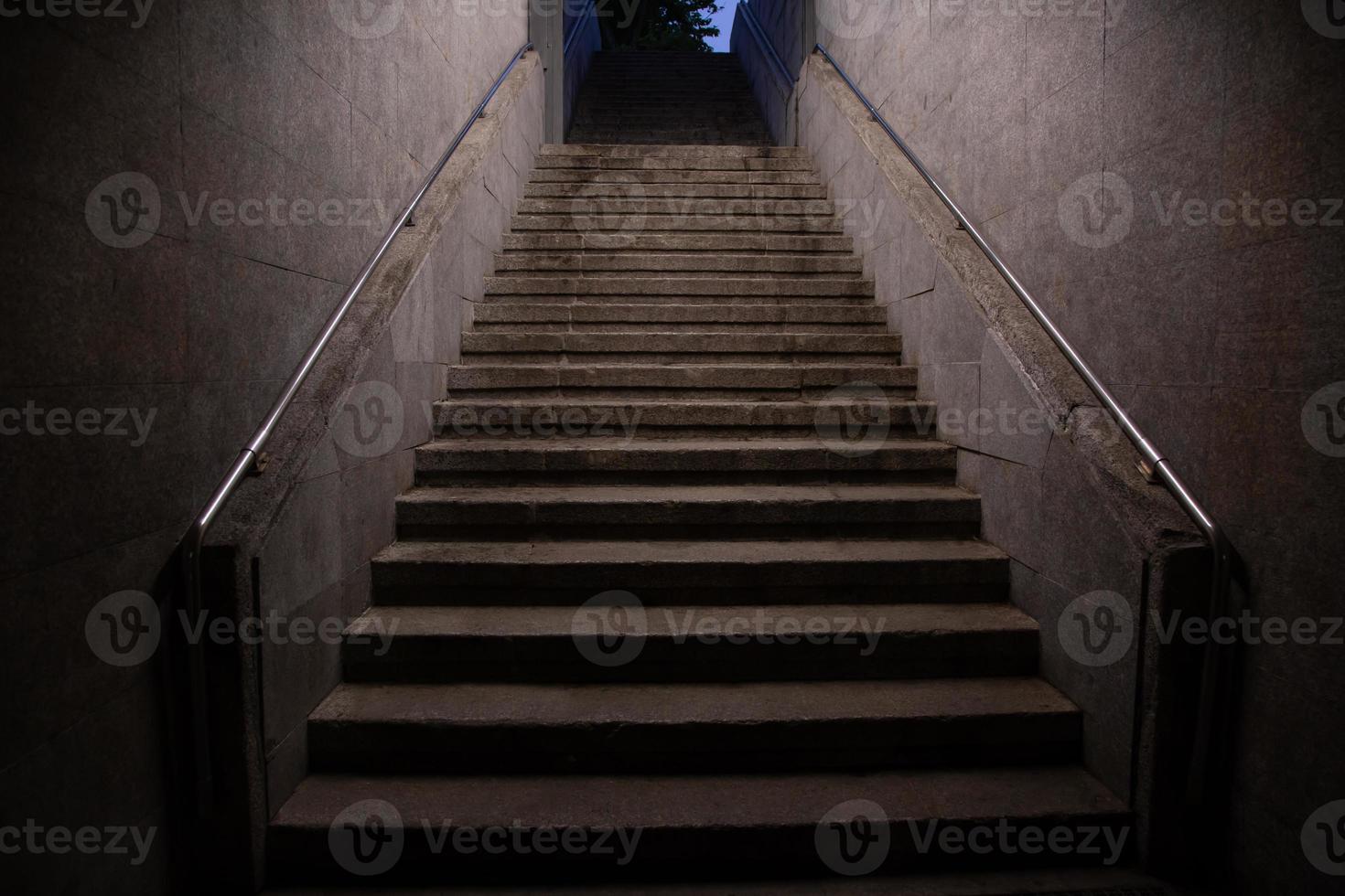 escalera. escalera de metro vieja en la noche oscura aislada, escaleras de hormigón en la ciudad, escalones de piedra de granito vistos a menudo en monumentos y lugares de interés, subiendo. detalles arquitectonicos interiores foto