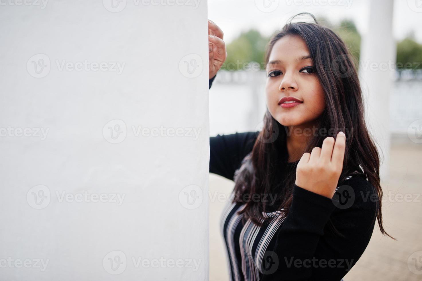 Cierra el retrato de una joven y hermosa adolescente india o del sur de Asia vestida. foto