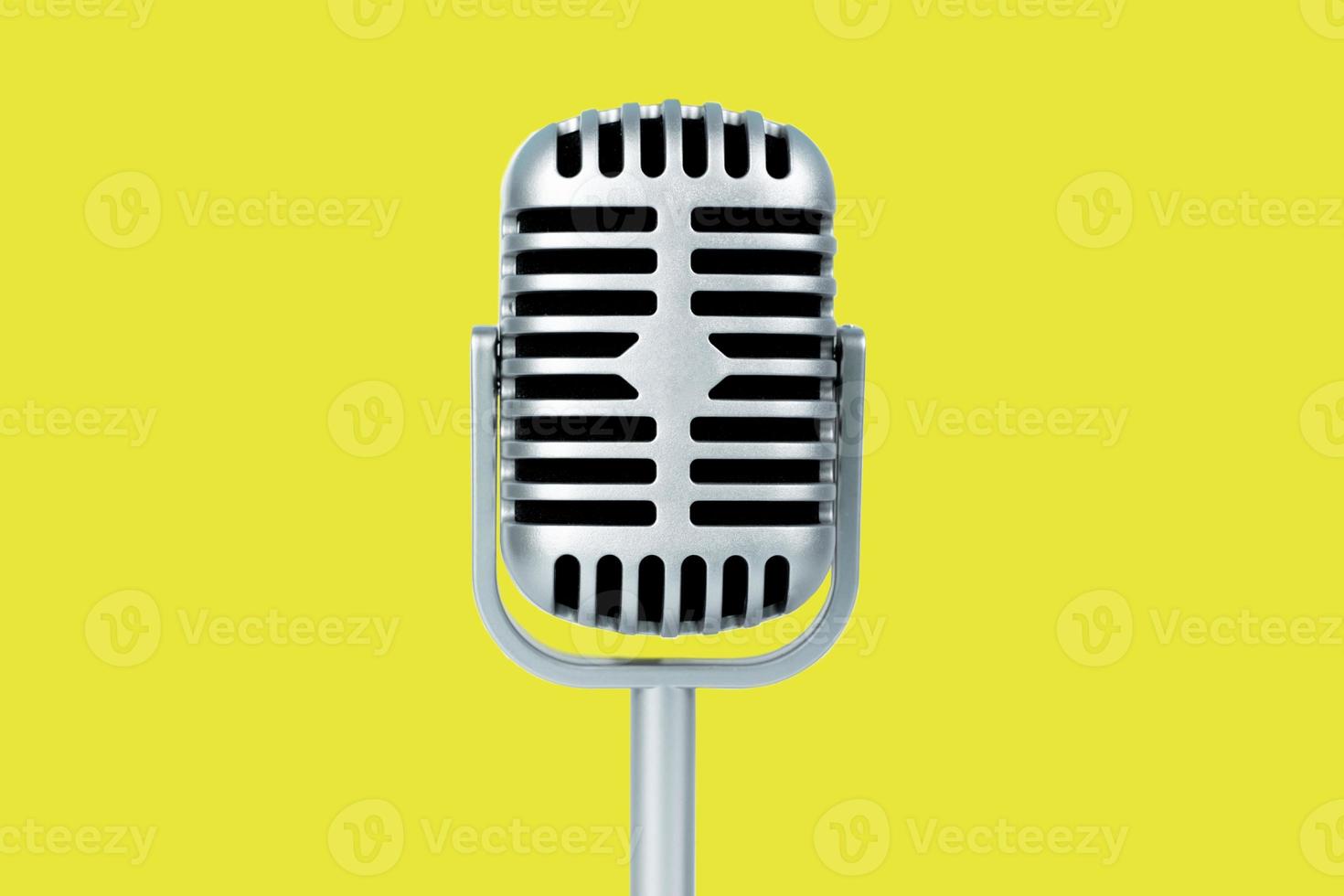 micrófono retro sobre fondo amarillo foto