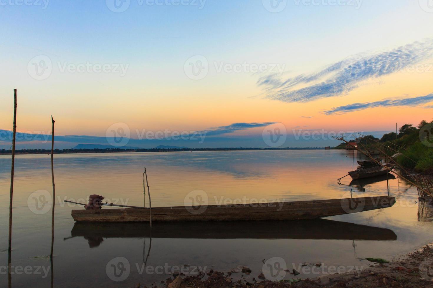 barcos de pesca en el río mekong foto