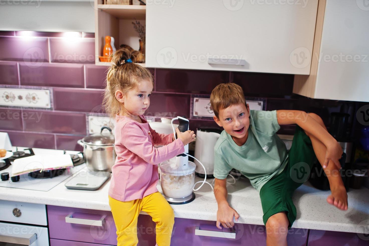 niños cocinando en la cocina, momentos felices para niños. foto