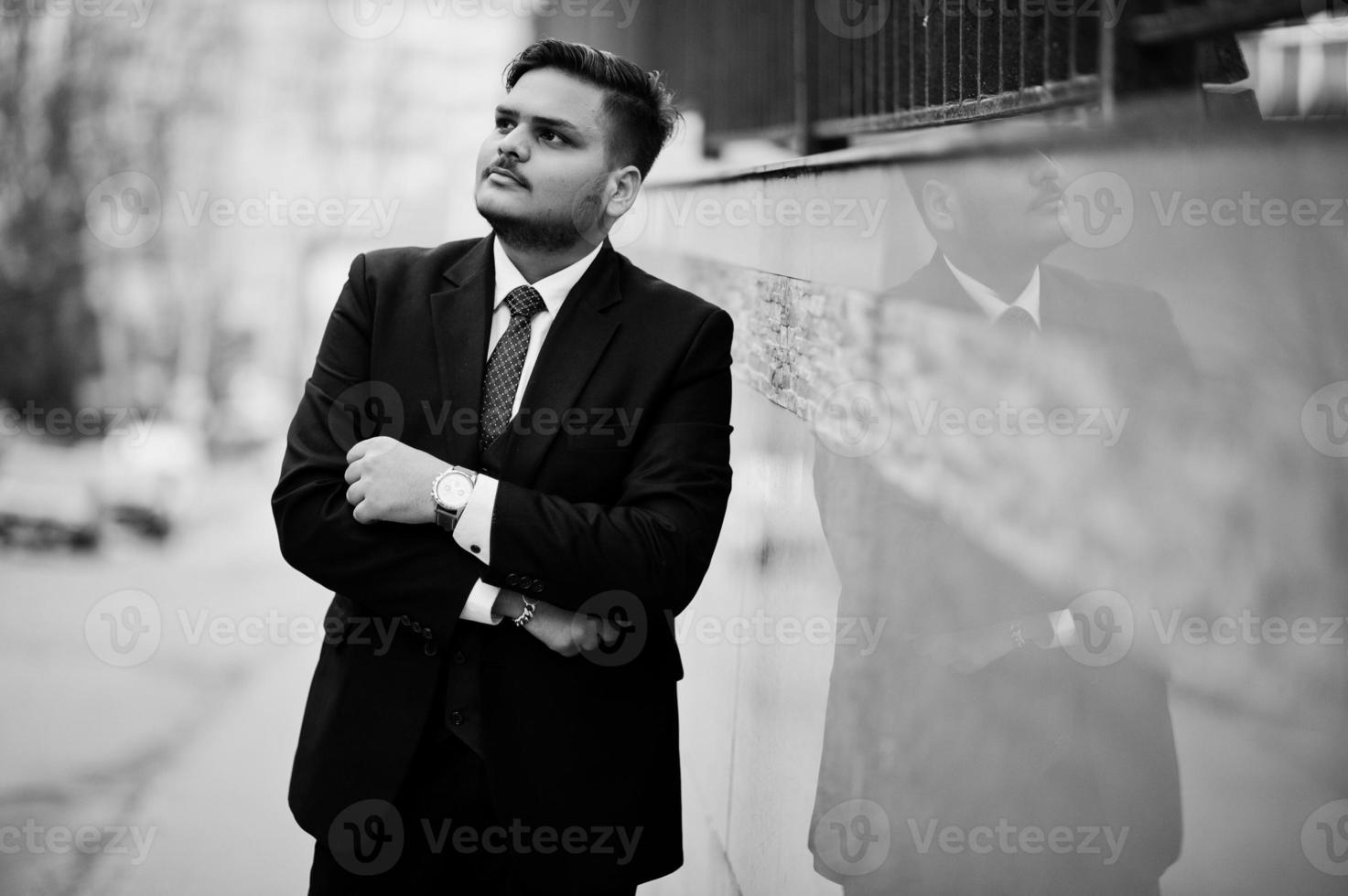 hombre de negocios indio con estilo en ropa formal posó en la calle. foto