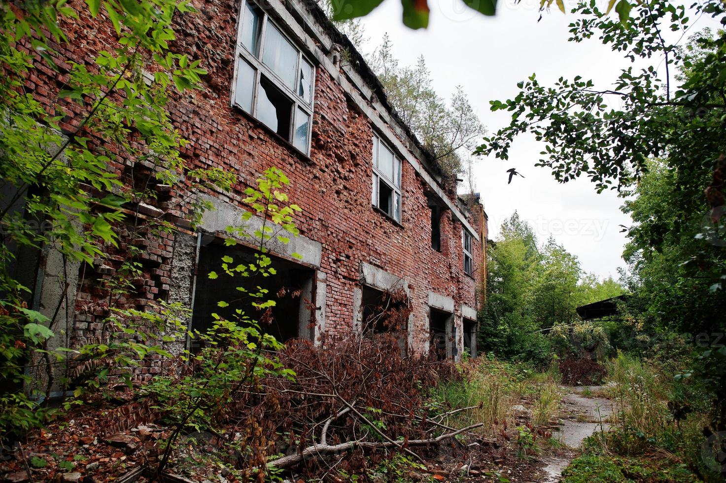 exterior industrial de una antigua fábrica abandonada. foto