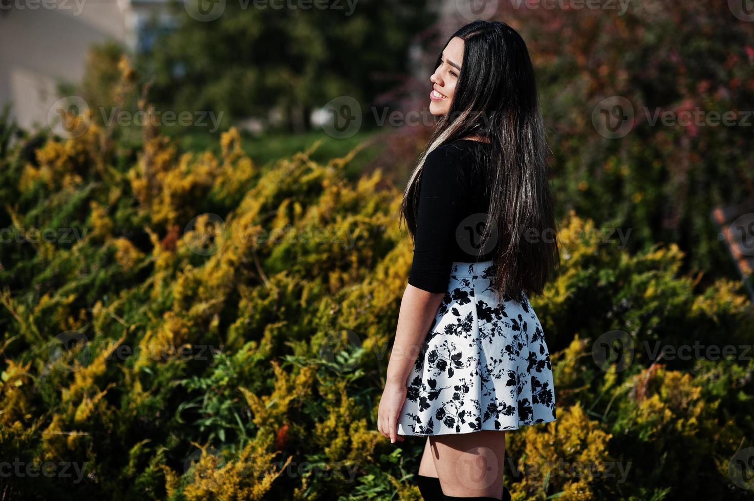 bonita chica modelo latina de ecuador usa tops negros y falda en la calle. foto