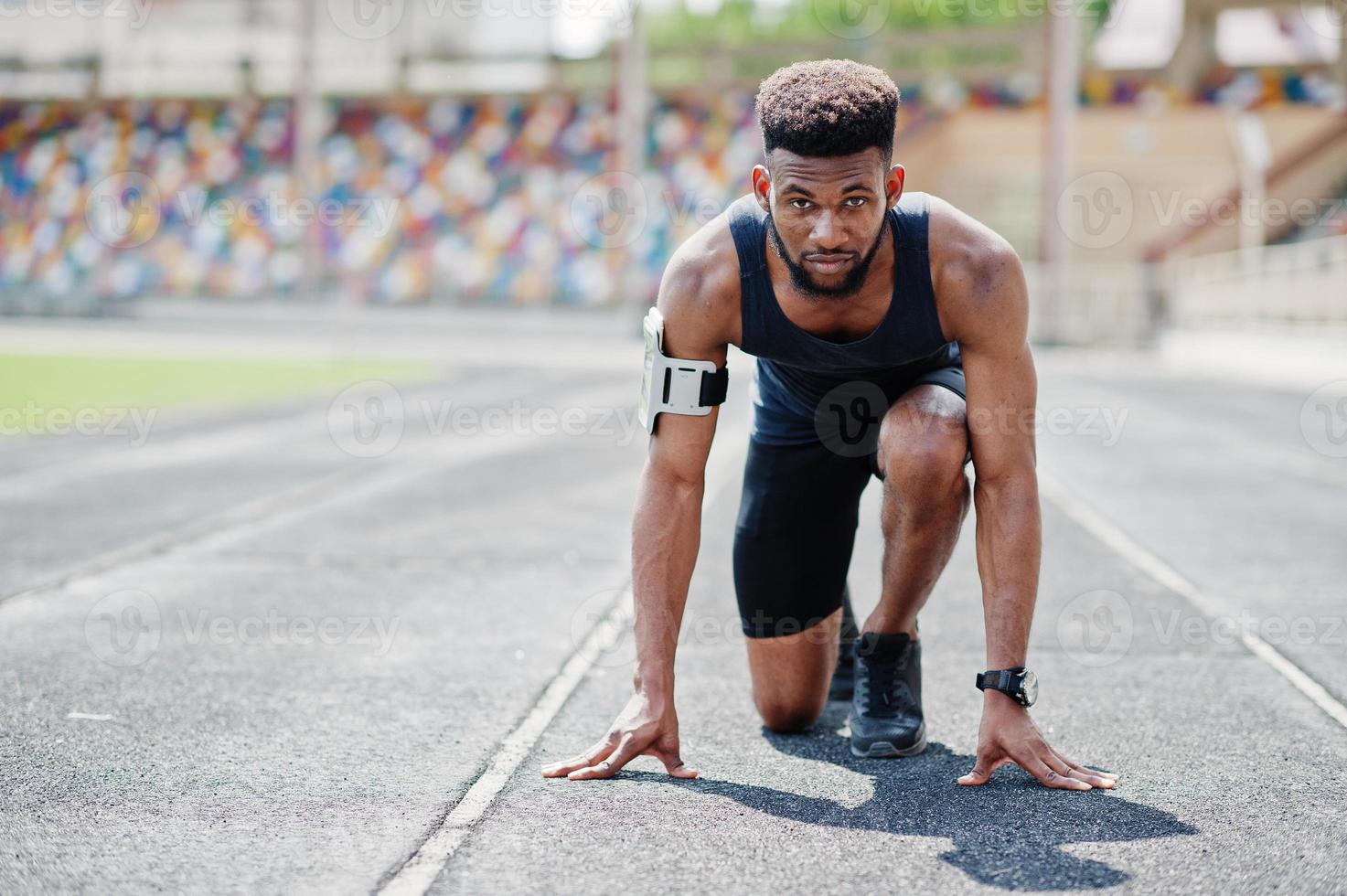 atleta masculino afroamericano en carreras de ropa deportiva solo por una  pista de atletismo en el estadio. 10580666 Foto de stock en Vecteezy
