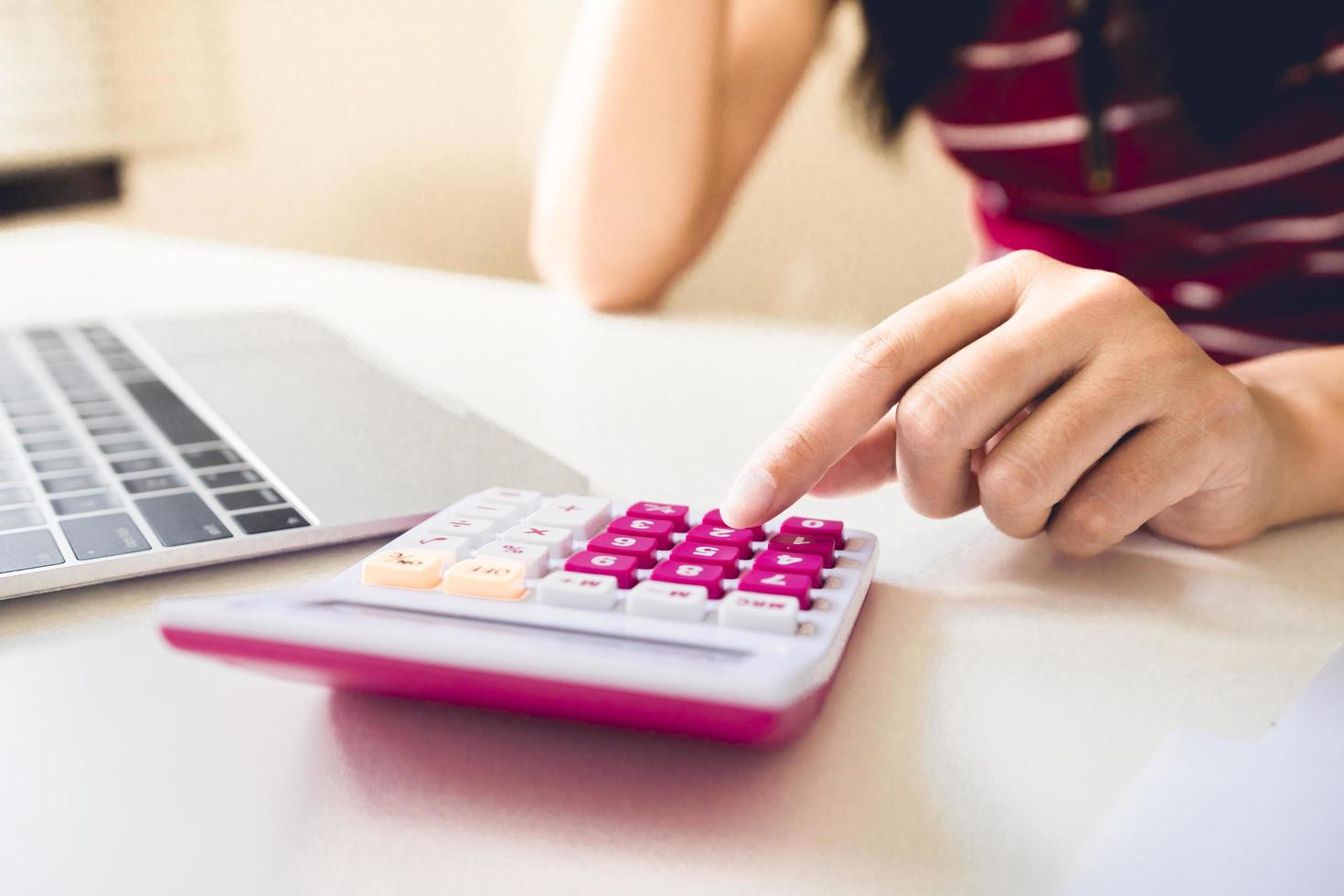 la mujer de negocios calcula el costo y hace las finanzas en la oficina del hogar, la tarea de los gerentes de finanzas, el concepto de negocios y la inversión financiera foto