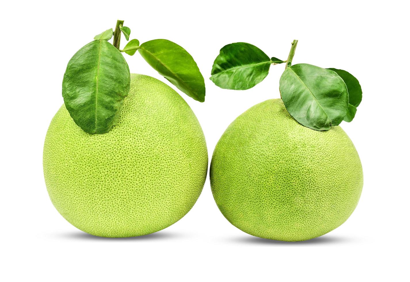 fruta de pomelo verde con hojas aisladas en fondo blanco con camino de recorte. foto