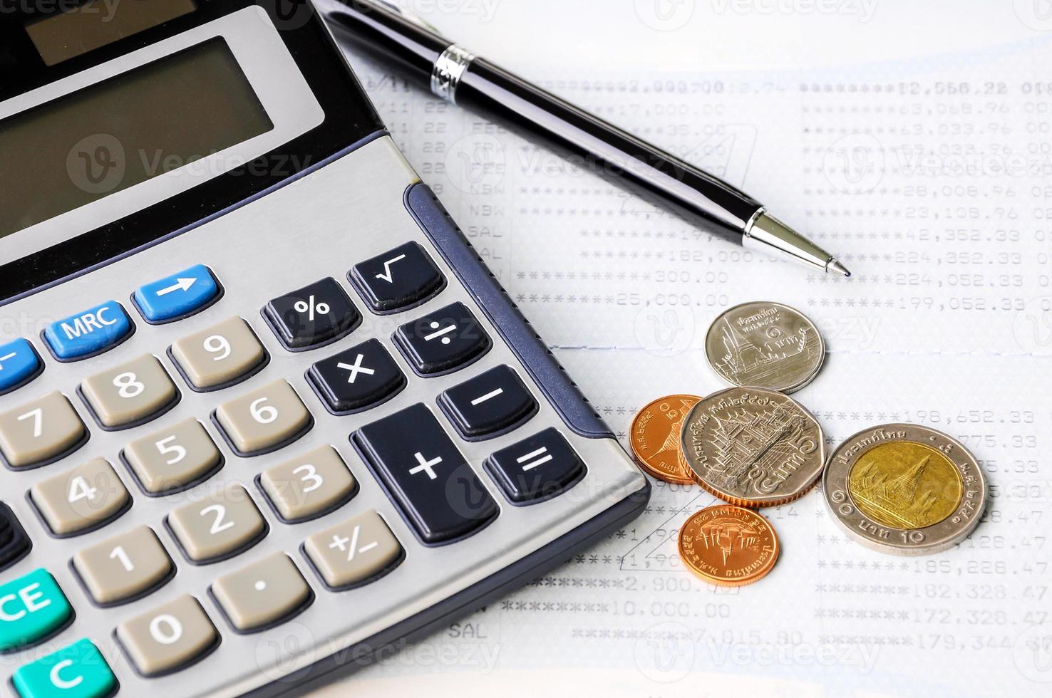 monedas de moneda tailandesa, calculadora, libreta de cuenta de ahorros y bolígrafo. concepto de finanzas y ahorro. foto